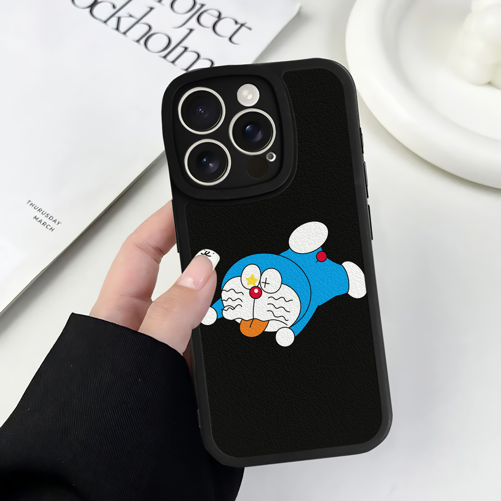 （画像用） ドラえもん Doraemon 【iPhone 16シリーズ対応】シリコンスマホケース（レザー調） 材質：シリコン